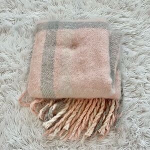 steve madden blanket scarf wrap light pink grey fringe super soft NWOT